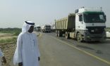 محافظ صبيا يتفقد طريق العشة -الشاخر البديل لمرور الشاحنات
