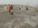 بلدية بيش ترفع الرمال المتراكمة في شوارع المحافظة