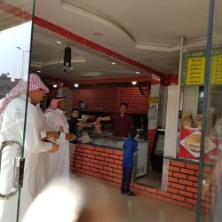 شاهد.. محافظ العيدابي يقف على مشاريع المياه والصرف وتسليم المتعهدين