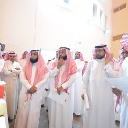 قبلة وفاء من قائد المنطقة العسكرية الخامسة “صلاح ” لمدير مستشفى الموسم العام ” اليماني” اثناء زيارته للمستشفى*