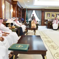 نائب أمير منطقة جازان ينقل تعازي القيادة لوالد وذوي الشهيد زيد.