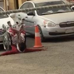 نائب أمير جازان يكرم رجل أمن نظير جهوده بإداء عمله خلال هطول الامطار