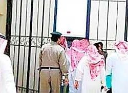 في حملة أمنية شملت المنطقة ضبط ثلاثة مصانع للخمور وكمية من القات بالعيدابي