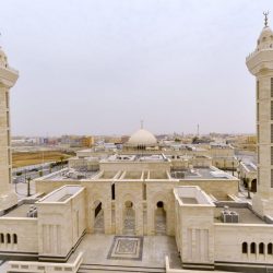 في حفل تخرجهم.. أمير جازن مخاطباً ابن شهيد: أنا والدك