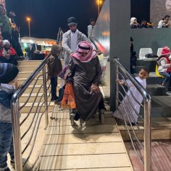 نائب أمير جازان ينقل تعازي القيادة لوالد وذوي الشهيد الحريصي