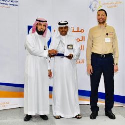 أمير منطقة جازان بالنيابة ينقل تعازي القيادة لوالد وذوي الشهيد الرقيب ” حمدي “