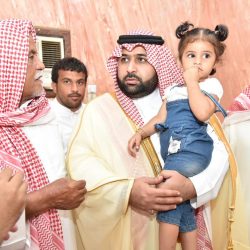 “قيسي” على قارعة الطريق.. يعول 10 ويبيع سمناً وعسلاً من أجل 350 ريالاً!