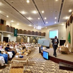 الأمير محمد بن عبدالعزيز يجتمع بمدير عام هيئة الرياضة بمنطقة جازان