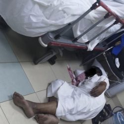 صورة “مريض البلاط” تستدعي مطالب العارضة بـ”مستشفى الـ11 عاماً”
