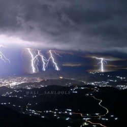 صبيا.. حريق هائل في مستودعَيْن وإصابة 3 إطفائيين ومواطنين