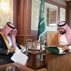 أمير منطقة جازان يقلد القائد الكشفي وائل خواجي الشارة الدولية ..