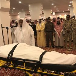 بالفيديو..أمير جازان بالنيابة يوقف موكبه لإلقاء السلام على مواطنين في طريقه