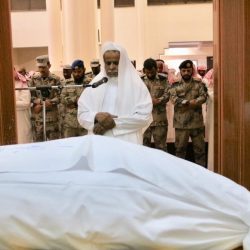 وكيل محافظة العارضة يؤدي صلاة الميت على الشهيد الجندي الشراحيلي