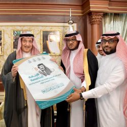 سمو أمير منطقة جازان يُكرم “الحكمي” لحصوله على وسام مبادر من مؤسسة المبادرات العالمية بالإمارات