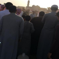 سمو الأمير محمد بن عبدالعزيز يقدم التعازي في وفاة الشيخ عبده حكمي
