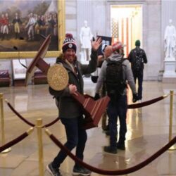 ولي العهد يتلقى اتصالاً هاتفيًّا من رئيس الجمهورية الفرنسية ويبحثان المستجدات الإقليمية والدولية