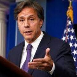 خادم الحرمين يمنح رئيس الحرس الملكي وشاح الملك عبدالعزيز من الطبقة الثانية