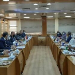 “الربيعة” يدشّن مركز لقاحات كورونا بصالة ملعب الأمير عبدالله الفيصل