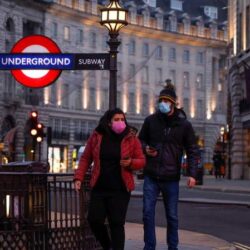 شاهد .. أبيا أن يمر دون ملامسة نفحاته.. الكاميرا ترصد رجلي أمن يلهجان بالدعاء في يوم عرفة