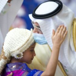 شاهد من قمم “القهر”.. سعوديون يرسمون لوحة ساحرة للوطن بزيهم الشعبي