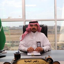 من أعالي قمم جبال القهر بـ”الريث”.. أطفال يحملون العلم السعودي