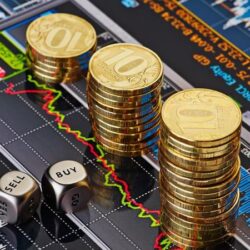 العلم لا ينتهي بسنّ.. سبعيني بجازان يعود لمقاعد الدراسة والمدرسة تكرّمه