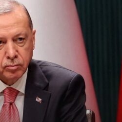 إنفاذًا لأمر الملك.. وزير الخارجية يسلّم “العثيمين” وشاح الملك عبدالعزيز من الطبقة الثانية