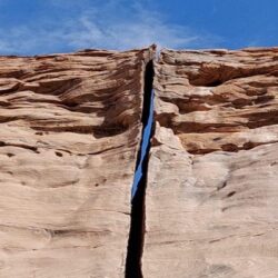 تجمد شلال مياه في جبل اللوز بتبوك