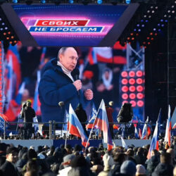 في فيديو مسجل من كييف.. “زيلينسكي” يستغيث بالغرب: دافعوا عنا!