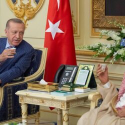 سمو ولي العهد ورئيس جمهورية تركيا يعقدان اجتماعًا بقصر السلام في جدة