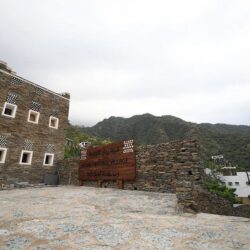 سمو أمير جازان بالنيابة يستقبل مدير فرع المركز الوطني للرقابة على الالتزام البيئي بالمنطقة