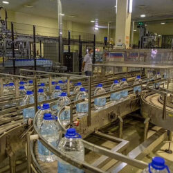 شاهد.. انشطار منصة سفينة بحرية قبالة سواحل هونج كونج