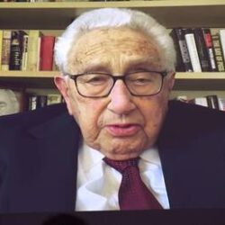 ٢٩٧ ألف دولار بكراتين تمور..”النيابة” تكشف تفاصيل ضبط وافد بالمطار وسجنه