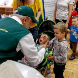 الدكتور الربيعة يطمئن على سير تأمين وتسليم المساعدات الإيوائية السعودية للاجئين من أوكرانيا إلى بولندا