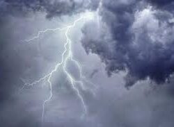 المركز الوطني للأرصاد : أمطار رعدية على منطقة عسير