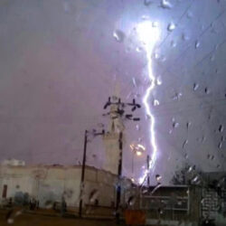 شاهد.. سحابة تحوّل نهار صبيا ليلاً وهطولات غزيرة على جازان