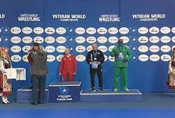 وزير التعليم يهنئ المعلمين بيومهم العالمي برسائل نصية على هواتفهم