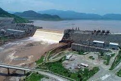 الرئيس التونسي يحل المجالس البلدية ويدخل تعديلات على القانون الانتخابي