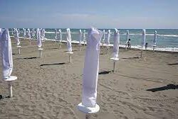 السودان: تسارُع عمليات إجلاء الأجانب.. والمعارك توقِع أكثر من 420 قتيلًا