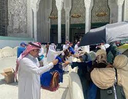 خادم الحرمين عبر تويتر: نستلهم في الحج معاني التعاضد والأخوّة والوحدة