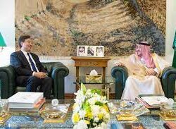 وزير الإعلام يزور المعرض المتنقل للتوعية بالأمن السيبراني