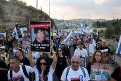 طيران الاحتلال يشن غارات مكثفة على خان يونس بقطاع غزة