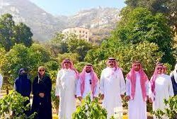 الإبداع أسعده.. وزير الاتصالات يتعرّف على اختراعين لطالبتين موهوبتين في جازان