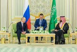 أمير الرياض يؤدي صلاة الميت على الأمير طلال بن عبدالعزيز بن بندر بن عبدالعزيز آل سعود وماجد بن مطر بن جزاء العتيبي