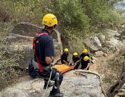 العيادة الطبية المتنقلة لمركز الملك سلمان للإغاثة في عزلة الدير بحجة تقدم خدماتها العلاجية لـ 261 مستفيدا