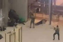 سقوط عدد من الشهداء والجرحى جراء قصف إسرائيل فلسطينيين ينتظرون المساعدات في دوار الكويت في غزة