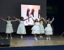 معايدة إنسانية من الأفلاج.. والدة “موظف متوفى” تفاجئ زملاءه بهدايا باسم ابنها