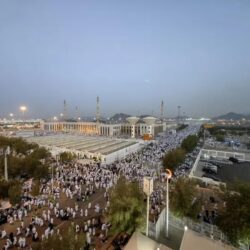 حجاج بيت الله الحرام يتوافدون إلى مسجد نمرة للاستماع إلى خطبة عرفة وأداء صلاتي الظهر والعص