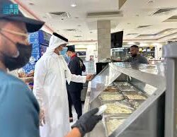 المشاركون في ملتقى فرسان الشعري الرابع يتعرفون على الحرف اليدوية والموروثات الشعبية بالجزيرة