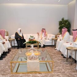 خادم الحرمين الشريفين يؤدي صلاة عيد الفطر في قصر السلام بجدة